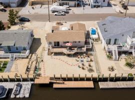 Lagoon Life in Tuckerton Beach with Dock，位于Tuckerton的酒店
