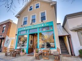 Family-Friendly Main St Gloucester Apt with Balcony!，位于Gloucester的酒店