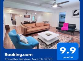 Modern and spacious villa close to NYC/Brooklyn/Queens/Garden City，位于韦斯特伯里的酒店