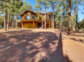 Hot Tub Ponderosa Paradise Overgaard Cabin，位于Overgaard的酒店