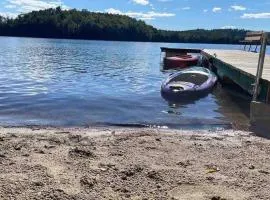 Zenitude 2, Beachfront chalet, hot tub,Lac Simonet