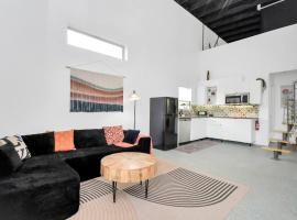 Cozy Home Sleeps11 HighSpeed WiFi500MBPS Plus，位于Fresno的酒店