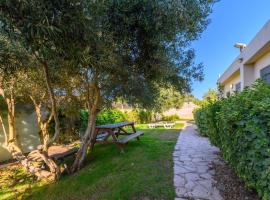 עדי הכרמל，位于Dāliyat el Karmil的带泳池的酒店