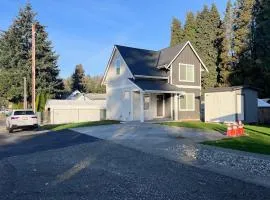 Newly built home, ample parking, near SEA Airport