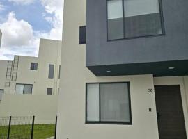 Residencia a 10 minutos del centro, 2 hab, alberca，位于Miranda的酒店