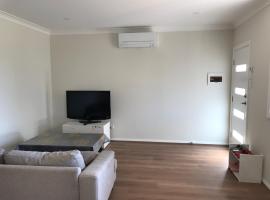 New stand-alone 2-bedroom house，位于保尔罕希尔斯的酒店