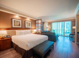 No Resort Fee Strip View Balcony+ Free Valet+ Pool，位于拉斯维加斯的酒店