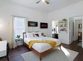 Cozy Upstairs Studio Near Downtown and the River