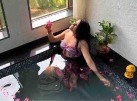Couple Friendly Abode Jungle Bathtub，位于科拉德的酒店