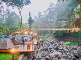 Jolotundo Glamping and Edupark，位于Sagi的豪华帐篷