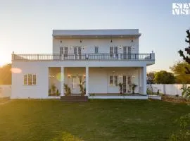StayVista at Mustang Meadow - Lawn & WiFi