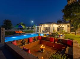 Aarul Farm - Poolside Living with Gazebos，位于古尔冈的酒店