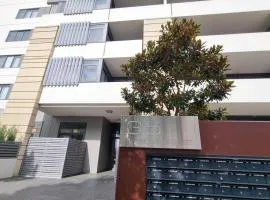 Modern 1 Bedroom apartment with Pool, Gym & Water Views