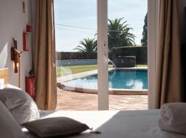 A Casa Branca - with Pool & Jacuzzi，位于圣孔巴当的酒店