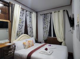 Kwanruean Boutique Hotel，位于Ban Chalon的带停车场的酒店