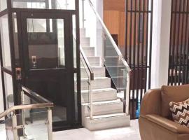 Rumah 5KT Sby Brt dkt Kidzania，位于泗水的酒店