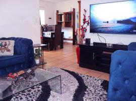 Lovely En-Suite Room In a Shared Apartment with a Pool，位于弗威斯的酒店