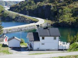 Seafront Holiday Home close to Reine, Lofoten，位于Sund的酒店