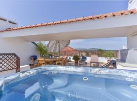 Apartamento Vila Sol com terraço e jacuzzi privad，位于奎特里拉的酒店