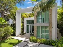 Villa Tranquil Luxe Modern Oasis with Private Pool in Miami Beach