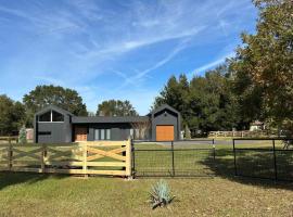 Black Sheep Hideaway Modern Countryside Serenity，位于克莱蒙的酒店