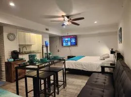 King Bed Exec Suite Hot Tub, Gym, Grill & Laundry
