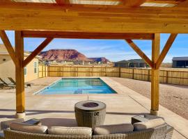 Brand New Home with Private Pool and Hot Tub，位于卡纳布的酒店