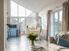 Blueberry Barn, light and airy barn conversion near Bruton，位于布鲁顿的酒店