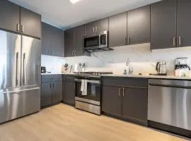 Chic Apt with Indoor Pool & Gym-333-2509