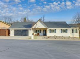 Walk Downtown Remodeled Home in Murphys with Yard!，位于墨菲斯的酒店