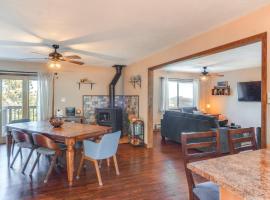 Mountain-View Deck Pet-Friendly Cabin in Bailey，位于Bailey的酒店