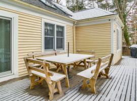Beach Days & Nautical Adventures: Cotuit Home，位于Cotuit的酒店