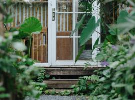 House with flowers, beautiful sunshine, geese and birds，位于Ấp Bình Thương的酒店