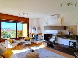 Modern holiday home with private garden，位于勒威诺的酒店