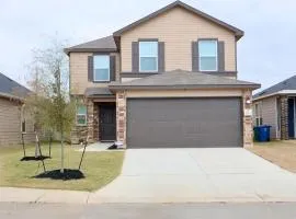 Near Airport & Prime Location Getaway sleeps 8