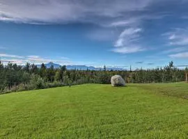 Mountain-View Deck Secluded Cottage in Palmer