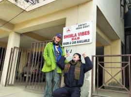 Shimla Vibes B & B free pick and drop from ISBT Shimla，位于西姆拉的酒店