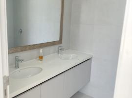 Departamento en edificio Bari de Karibao，位于Engabao的酒店