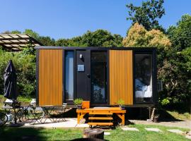 Tiny Home in Warburton Victoria by Tiny Away，位于沃伯顿的小屋