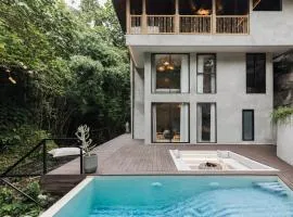 Bamboolina Jungle Villa - A Unique Retreat with Artistic Charm with River Access