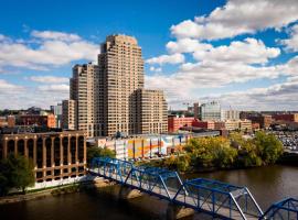 大瀑布城市区万怡酒店，位于大急流城的酒店