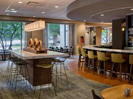 大瀑布城市区万怡酒店，位于大急流城的酒店