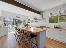 Paradise Retreat Lakehouse - Jamieson - Sleeps 10