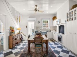 Historic 4 Bedroom Townhouse，位于朗塞斯顿的酒店