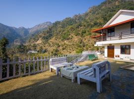 Alaya Stays Madhuram Pet-Friendly Hillside Retreat With Garden & Balcony，位于德拉敦的酒店