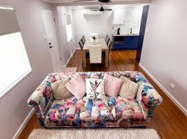 Chic Retreat Vintage and Modern，位于Garbutt Station的酒店