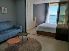 Yeosu Utop Ubless 美친뷰 맛집 크루즈 & 아르떼뮤지엄 할인티켓제공，位于丽水市的酒店