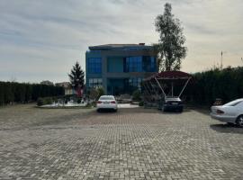 Hotel Kleo，位于Rinas的酒店