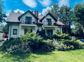 Dom nad jeziorem Mazury pomost segment 2，位于吉日茨科的酒店