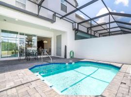 Splendid Four Bedroom Home w/ Pool @Festival 154，位于达文波特的酒店